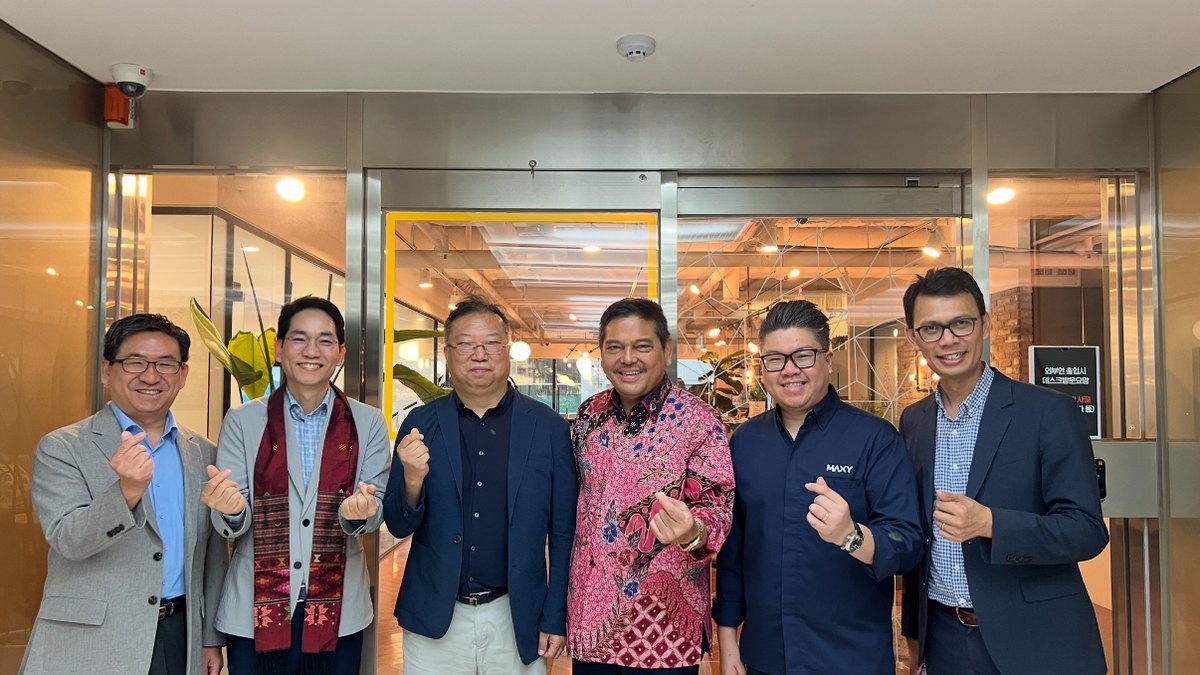 Members of MAXY Academy and the ELANCER group